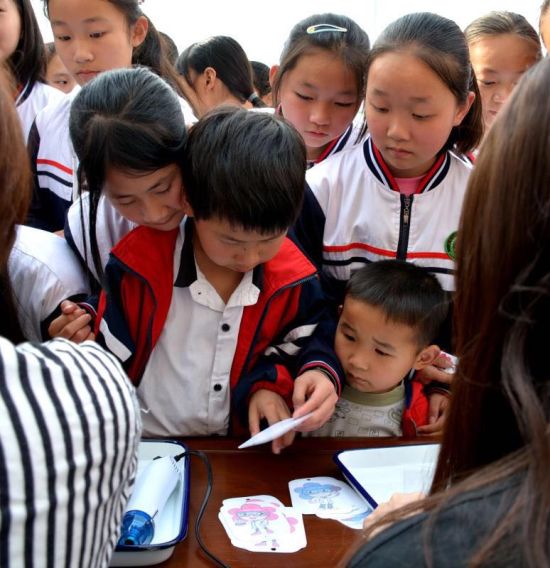 科普活动吸引众多学生观看，其中有不少是姐姐带着弟弟来“看热闹”。（杨凡/摄）