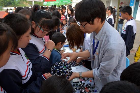 科普活动现场吸引众多学生。（杨凡/摄） 