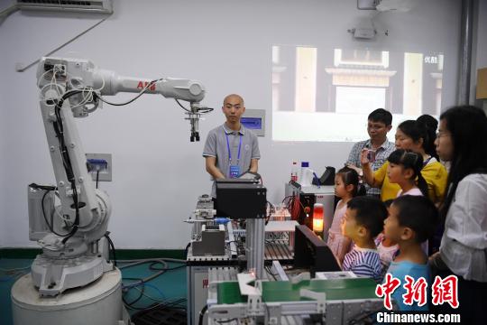 智能工业机器人根据演示人员的口头指令，自动寻找指定的物品并正确放置到位 韩苏原 摄