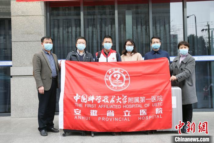 图为李明准备出发。　黄歆 摄