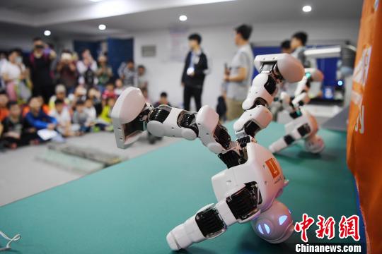 铁榔头机器人表演高难度舞蹈动作 韩苏原 摄