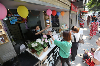 半价向环卫工提供冰柠茶的奶茶店。（网络图片）