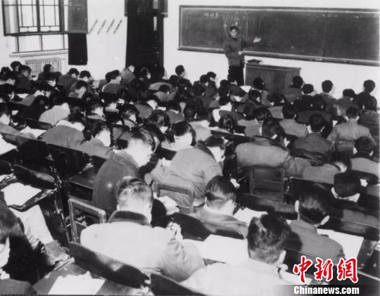 郭永怀给中国科大学生上课。(中国科大供图)