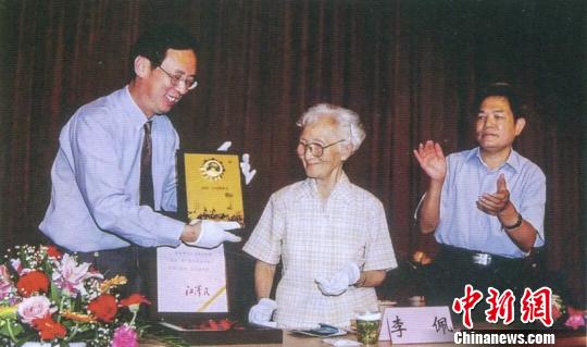 2003年9月18日，李佩将中共中央、国务院、中央军委追授给郭永怀的“两弹一星功勋奖章”捐赠给中国科大，朱清时校长代表学校接受捐赠。(中国科大供图)