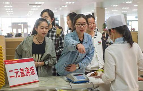 杭州师范大学几经搬迁，但2元盖浇饭始终没变。（网络图片）