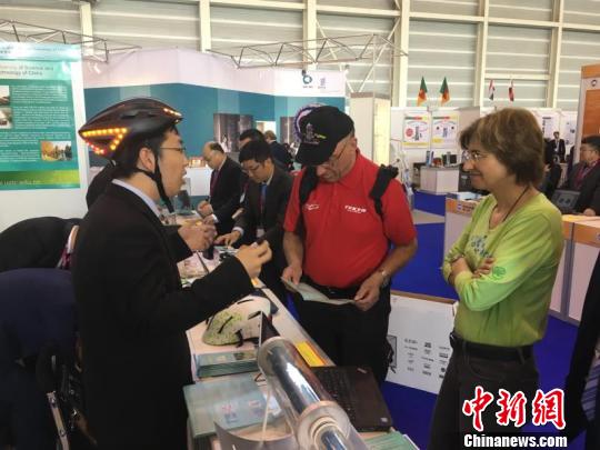 日内瓦国际发明展上吕松展示自发电头盔。(受访者供图)