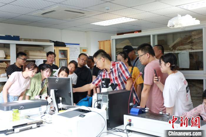 往届研修班学员们在交流学习。　郭延龙 摄