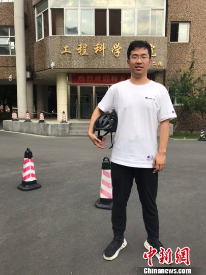 吕松和他发明的头盔。(受访者供图)